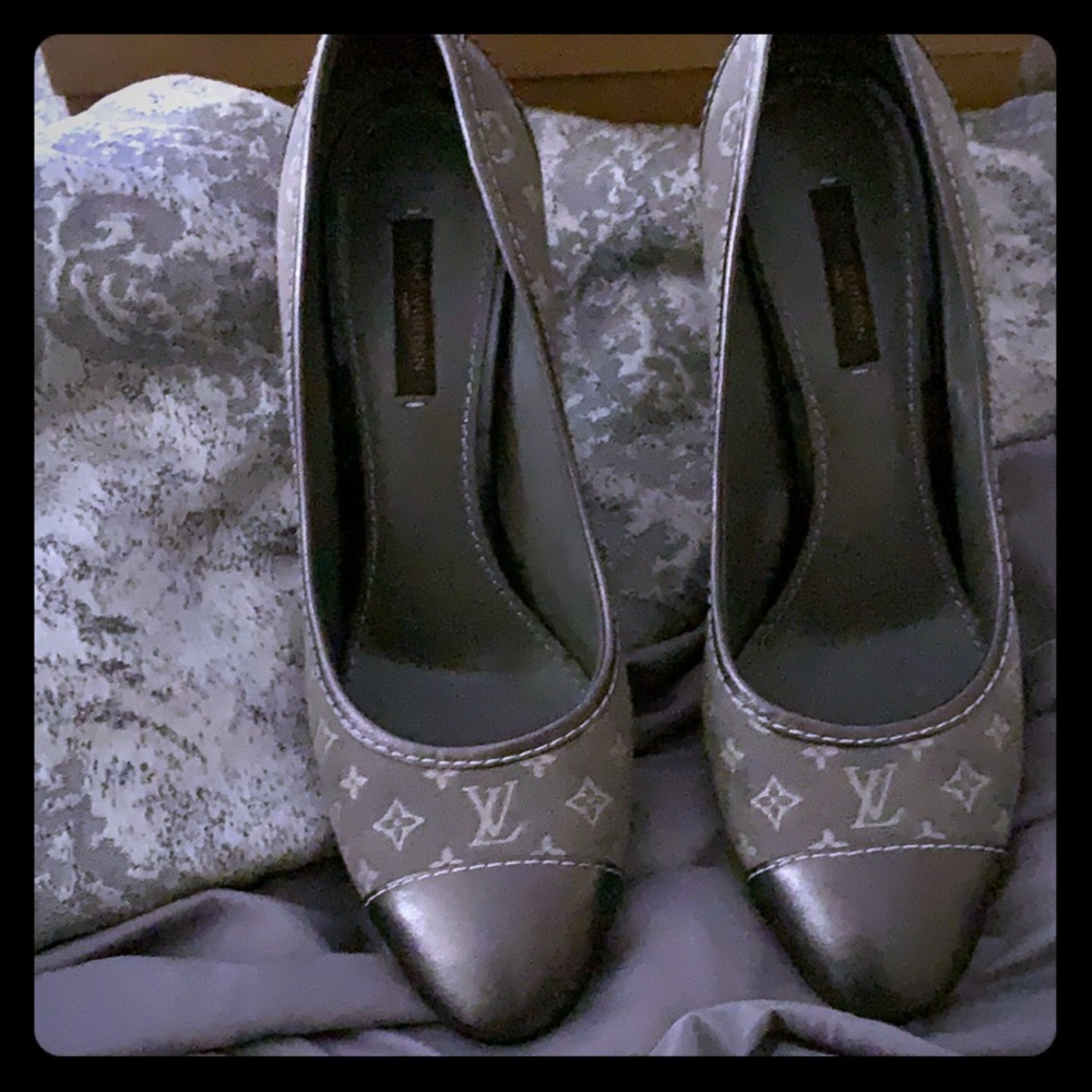 A pair of classic Louis Vuitton pumps size 38!